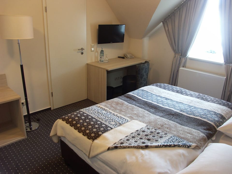 Classic Double Room, 1 Queen Bed, Non Smoking | Desk, free WiFi, bed sheets