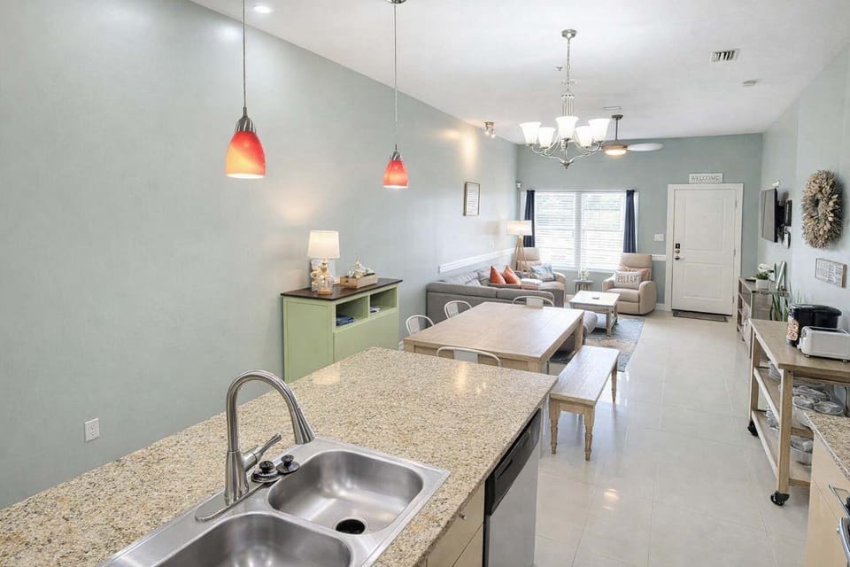 Modern Coastal Retreat: Open-Concept Living, Granite Kitchen Island, Cozy Dining Nook, Plush Sofa, Smart TV, Natural Light, Steps to Beach & Dining