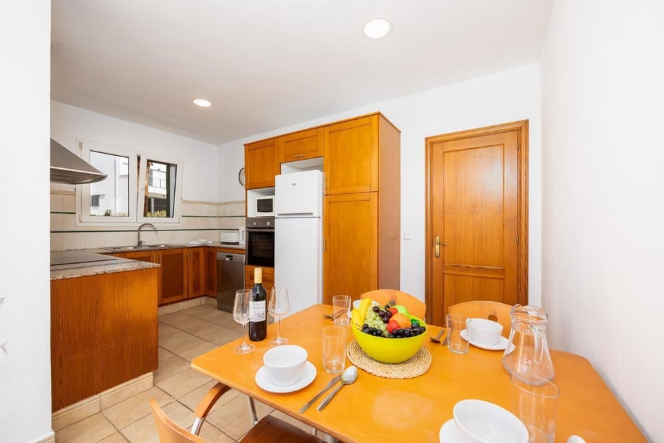 Equipped kitchen with dining area