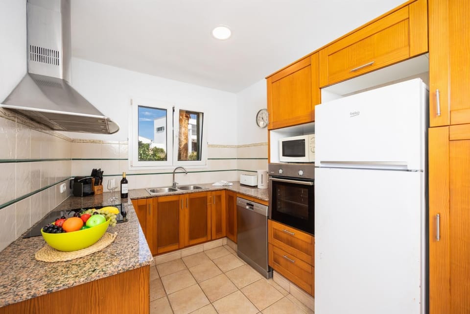 Equipped kitchen with dining area