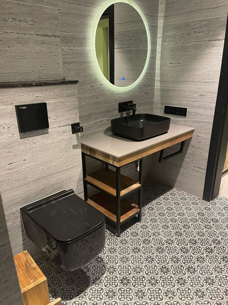 Deluxe Double Room | Bathroom | Shower, free toiletries, hair dryer, slippers