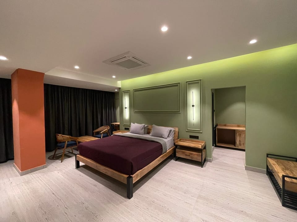 Deluxe Double Room | In-room safe, desk, laptop workspace, soundproofing