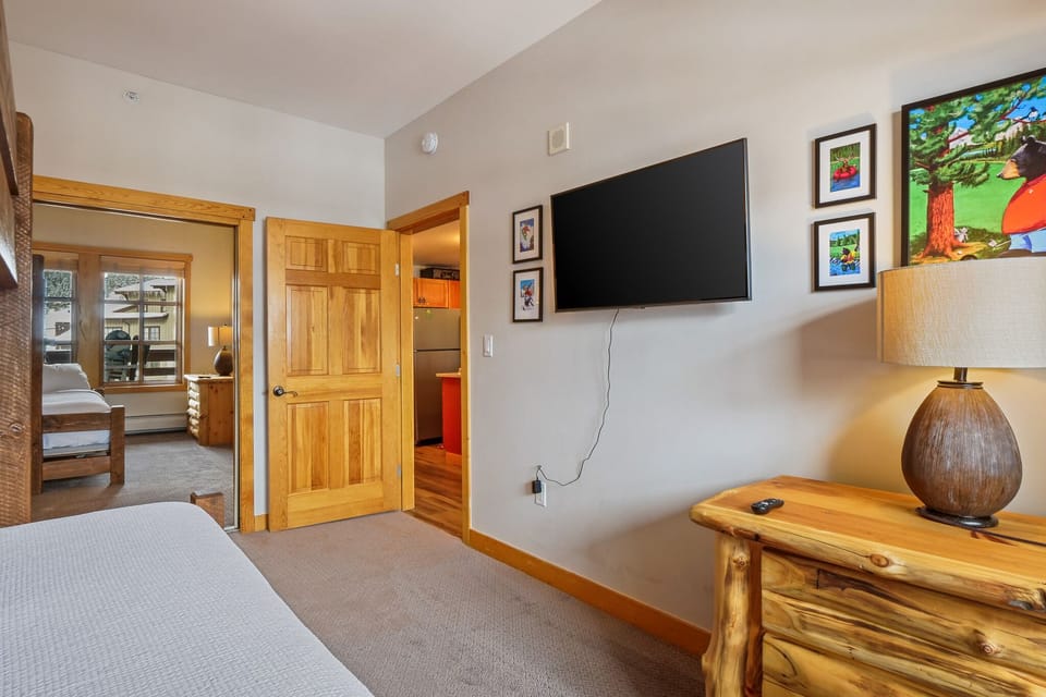 Indoors, Screen, Hardwood, Furniture, Living Room
