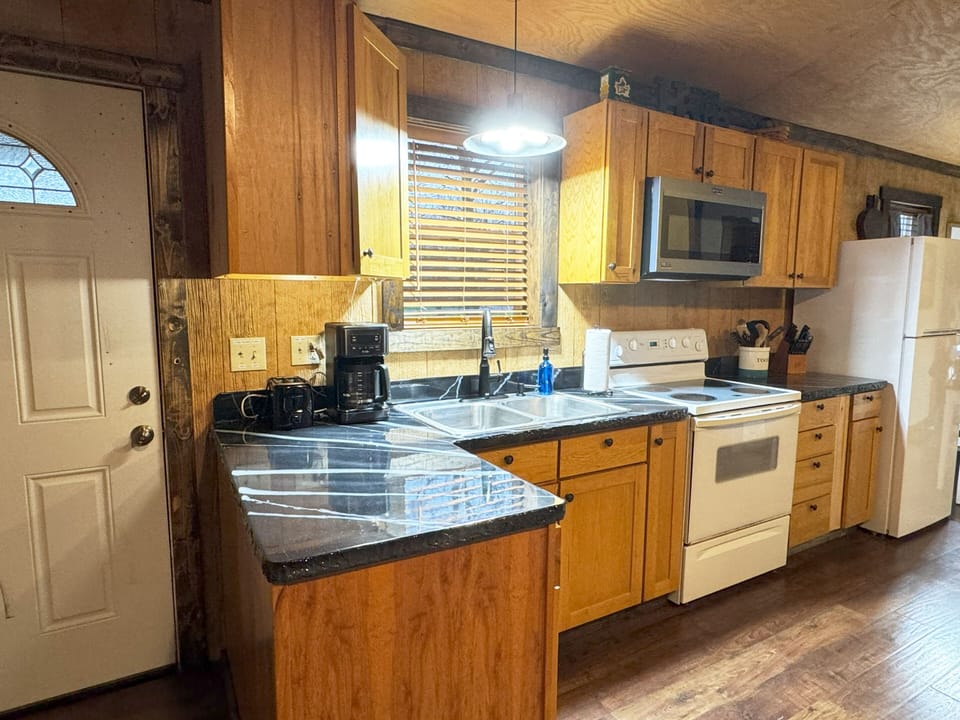 1st Choice Lodging - Hitching Post Cabin