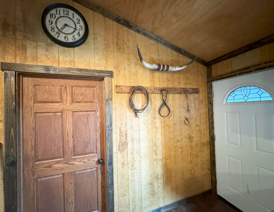 1st Choice Lodging - Hitching Post Cabin