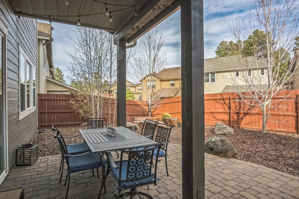 Outdoor dining for 6 on the patio just off the kitchen