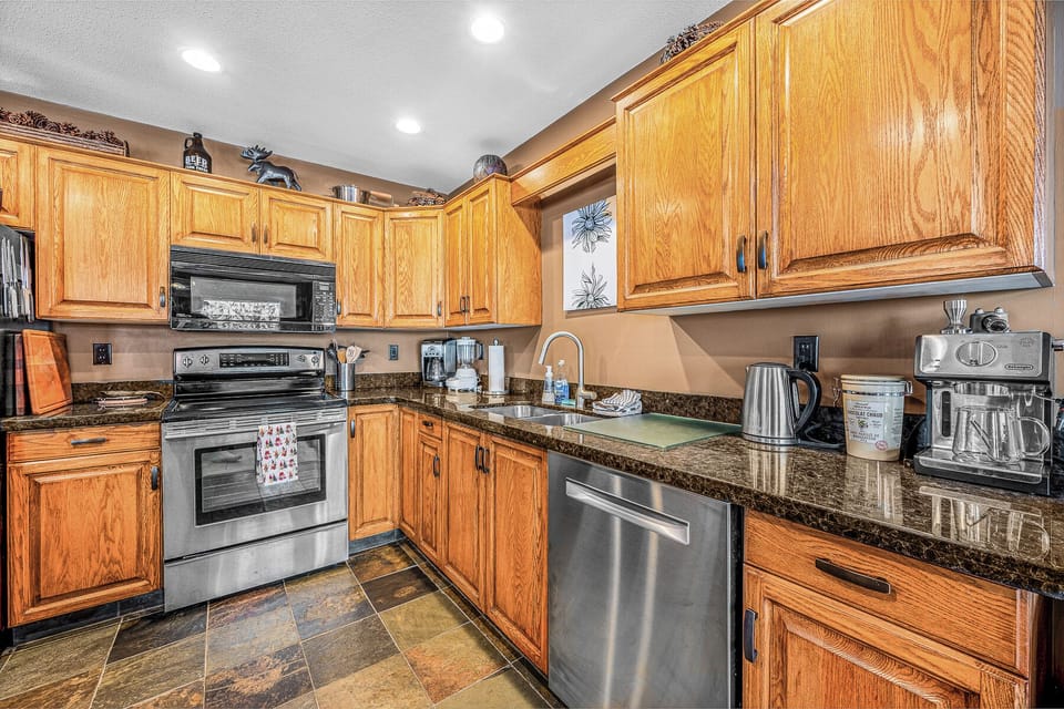 Deluxe Townhome, Mountain View | Private kitchen | Espresso maker, coffee/tea maker, electric kettle
