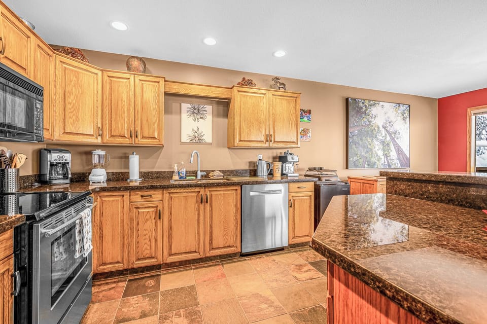 Deluxe Townhome, Mountain View | Private kitchen | Espresso maker, coffee/tea maker, electric kettle
