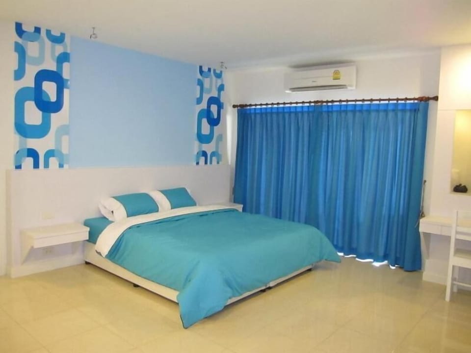 Desk, rollaway beds, free WiFi