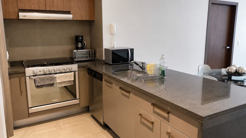 Fully equipped kitchen with dishwashing machine