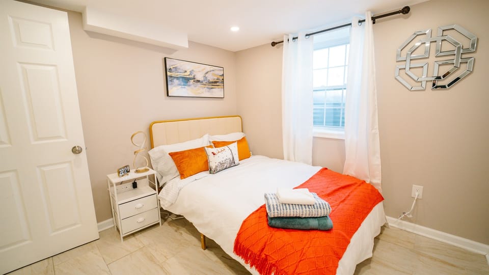 1 queen bed sleeps 2