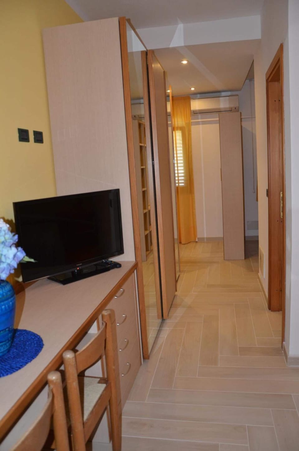 Minibar, desk, free WiFi