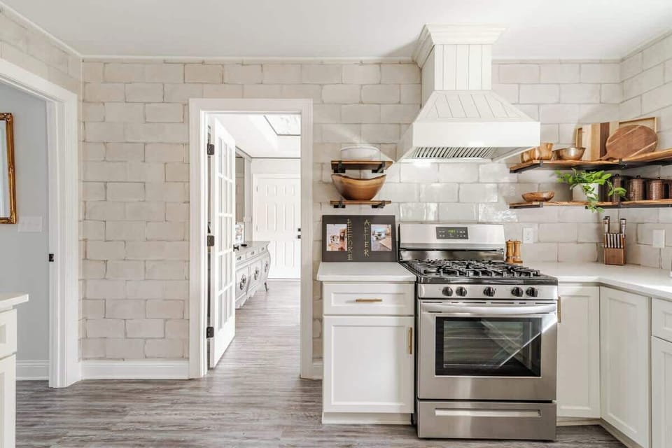 Chef-inspired Charlotte kitchen with a premium gas range, quartz countertops, and open shelving. Fully equipped and thoughtfully designed for home-cooked meals, group dinners, and memorable stays near Uptown.