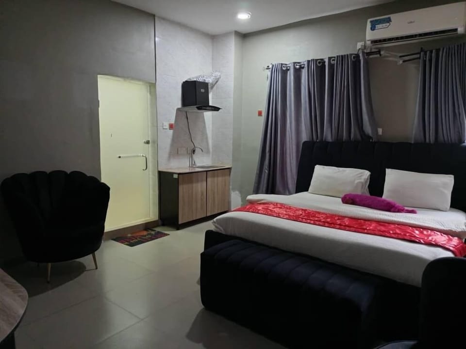 Luxury Studio Suite | Desk, laptop workspace, free WiFi