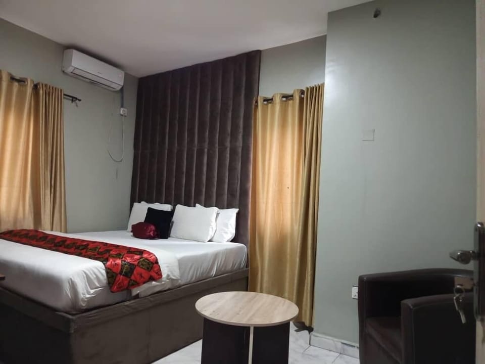 Comfort Studio Suite | Desk, laptop workspace, free WiFi
