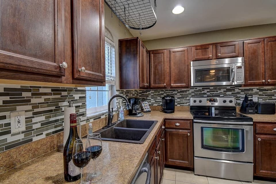 Large kitchen equipped with all the essentials for cooking and entertaining. #FullyStockedKitchen #ChefReady #LargoGetaway