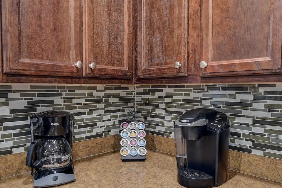 Keurig and coffee pot with complimentary Keurig cups for your morning convenience. #CoffeeLovers #MorningEssentials #LargoStay