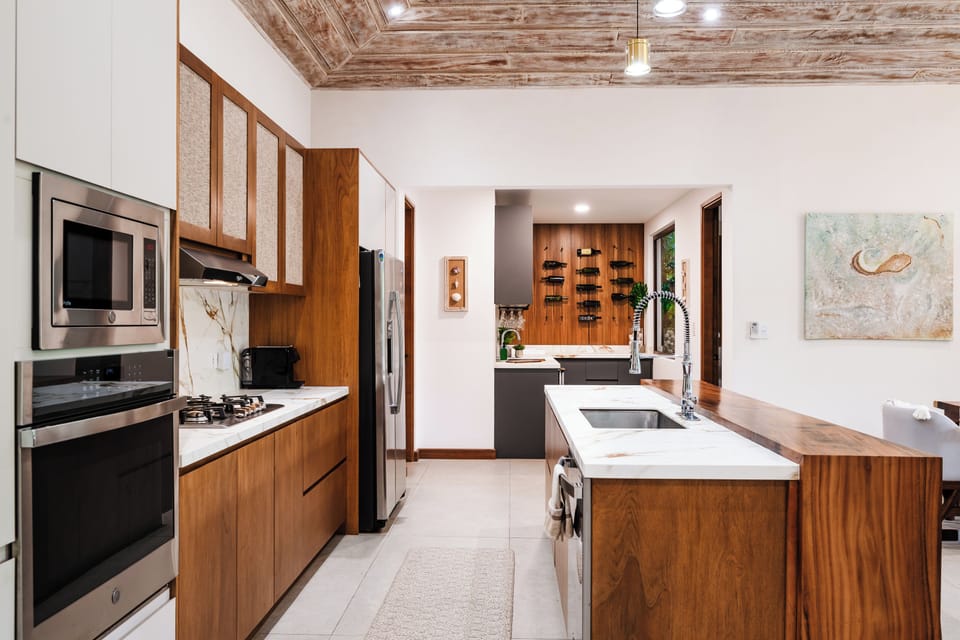 Cook with ease and style in this beautiful full equipped kitchen!