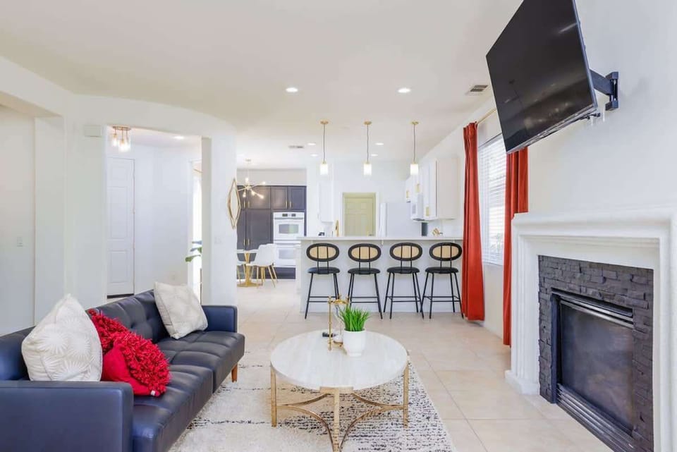Open and bright space ideal for relaxing or entertaining