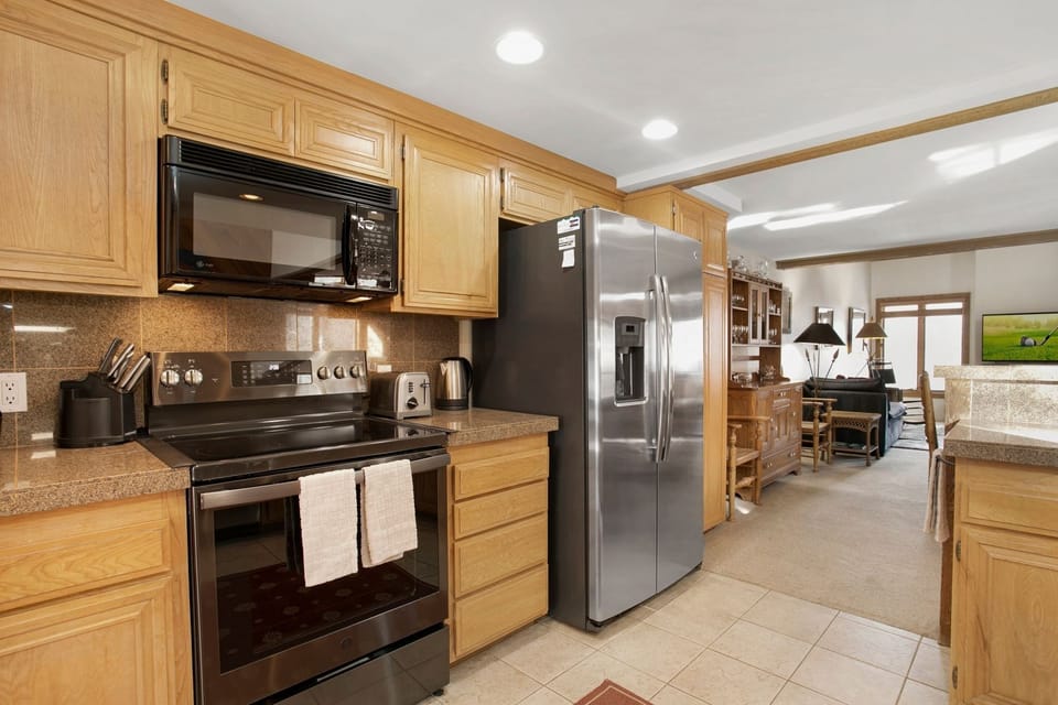 Condo, 4 Bedrooms | Private kitchen | Fridge, oven, coffee/tea maker, toaster