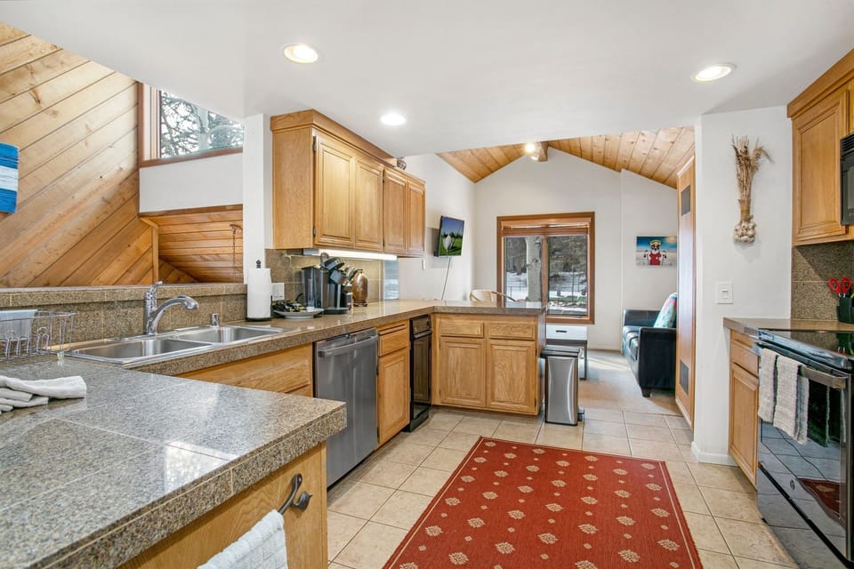 Condo, 4 Bedrooms | Private kitchen | Fridge, oven, coffee/tea maker, toaster