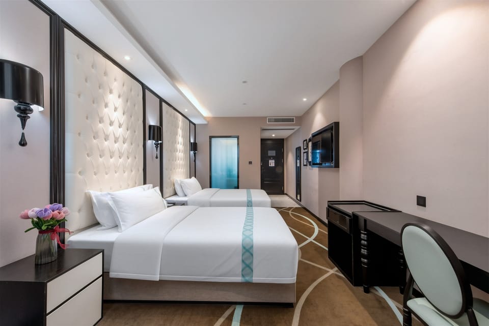 Luxury Twin Room | Laptop workspace, blackout drapes, soundproofing, rollaway beds