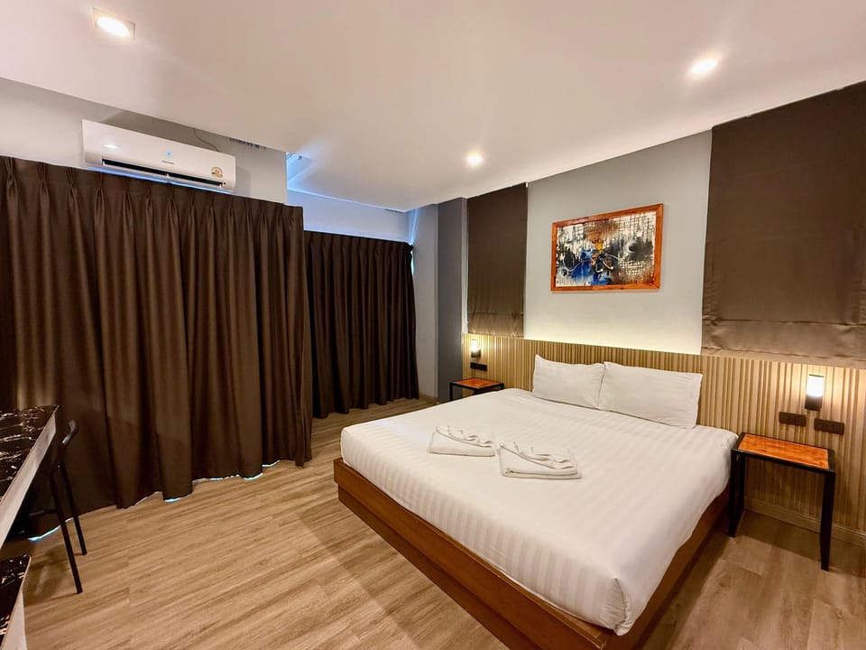 Premium bedding, in-room safe, laptop workspace, free WiFi