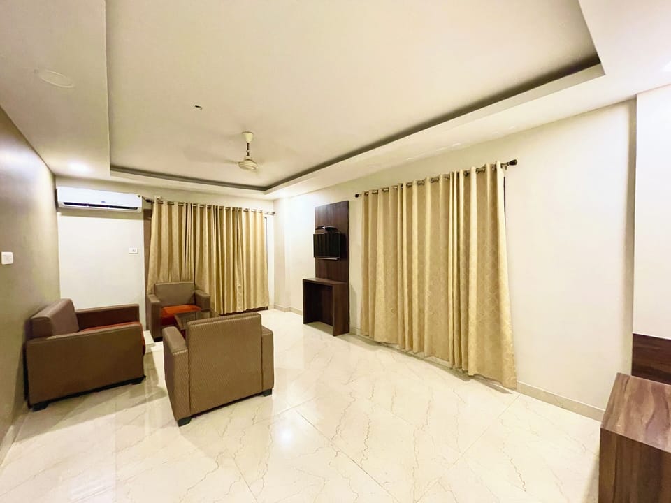 Desk, laptop workspace, soundproofing, WiFi (free)