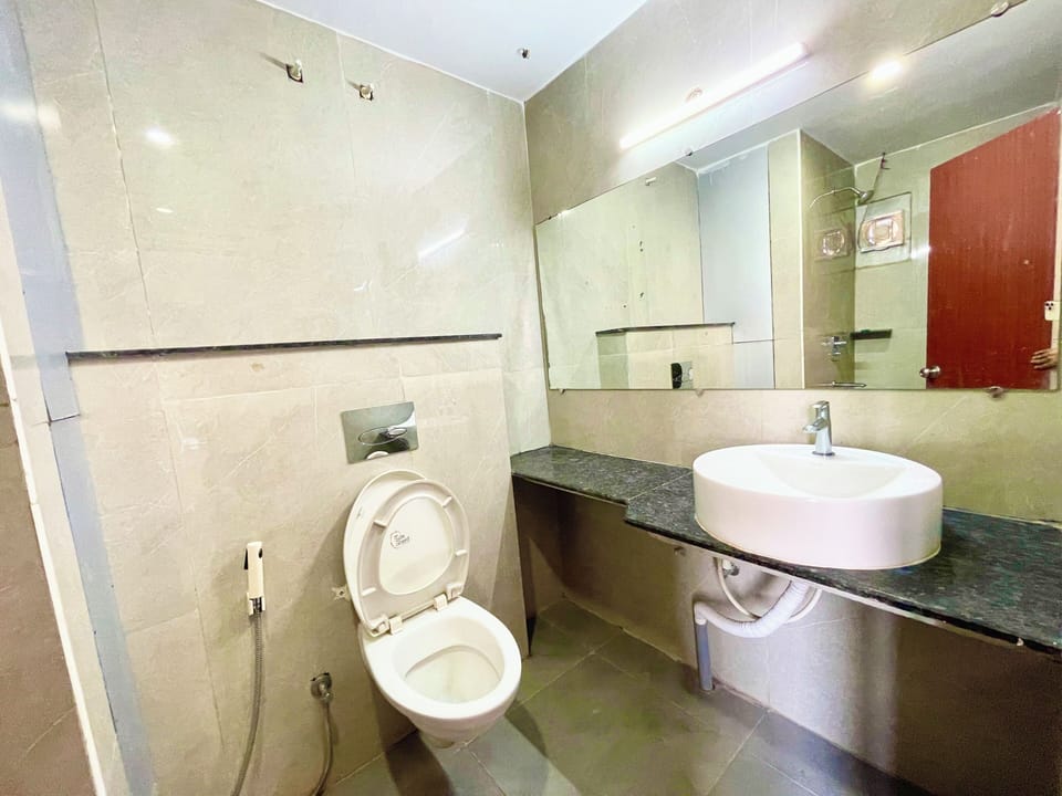 Deluxe Room | Bathroom | Shower, rainfall showerhead, towels, soap