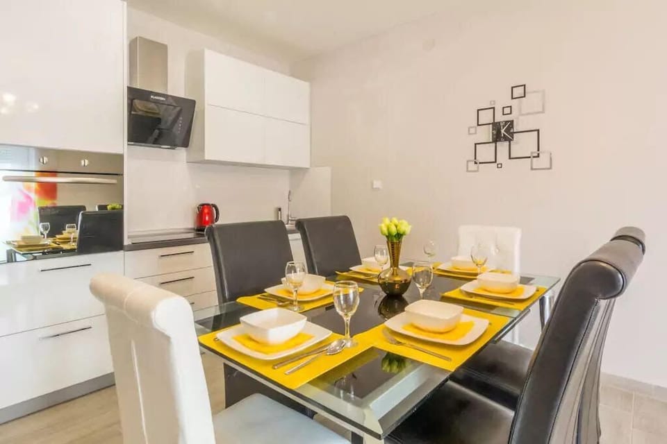 Comfort Apartment | Living area | Flat-screen TV