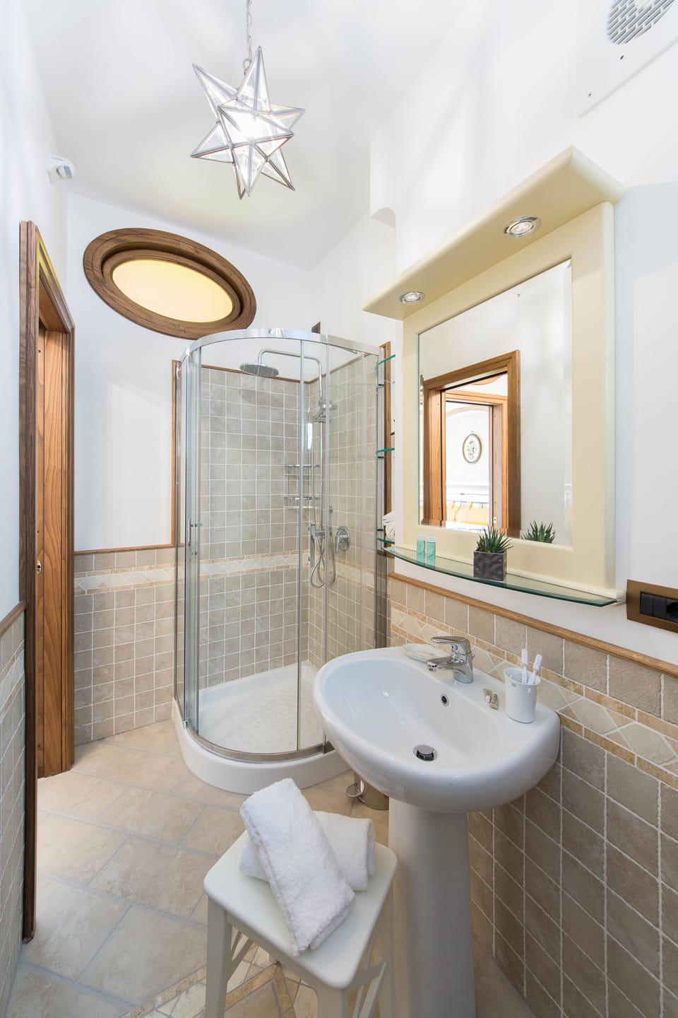 Shower, rainfall showerhead, free toiletries, hair dryer