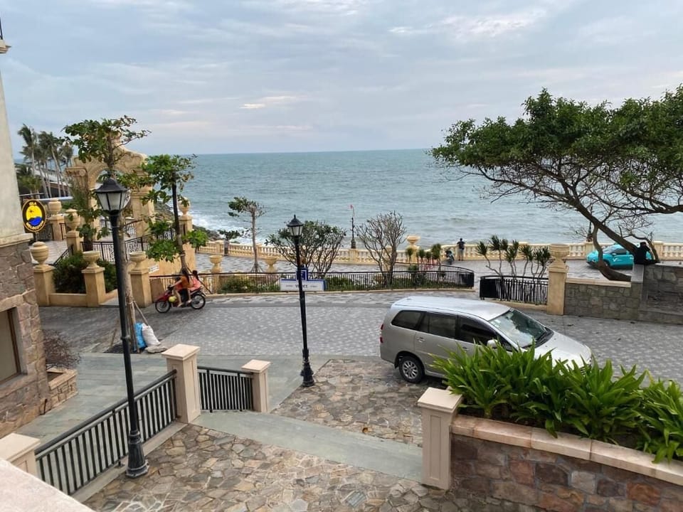 Apartment, 3 Bedrooms, Balcony | Property grounds