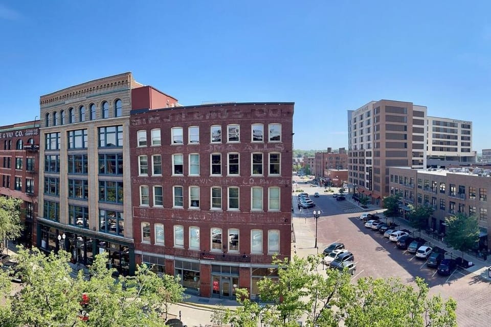 Great corner loft with amazing downtown Omaha, Old Market views. 