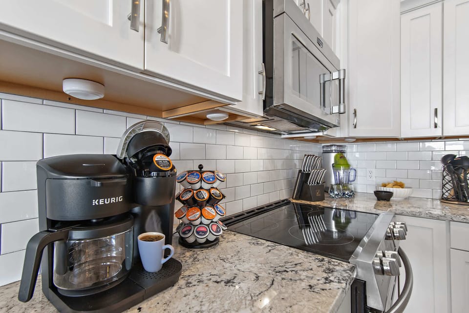 Combine coffee maker. Drip and Keurig machine 