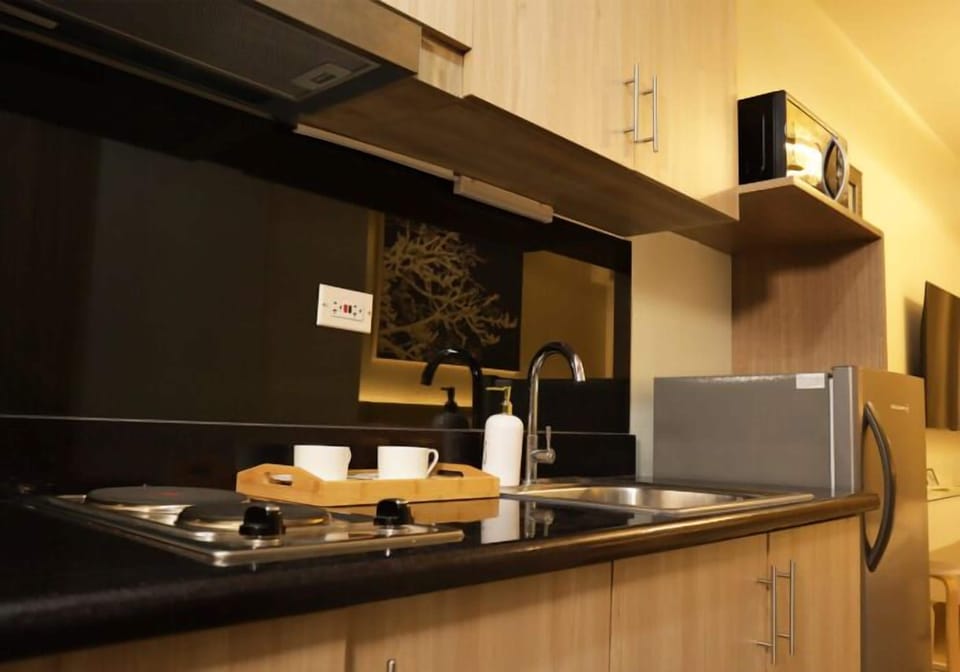 Deluxe Condo, 2 Double Beds, Non Smoking, Balcony | Private kitchen | Electric kettle