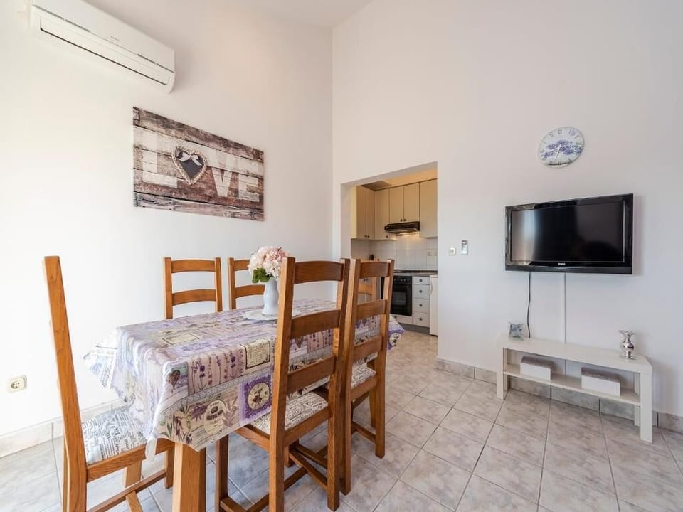 Comfort Villa, Pool View | In-room dining