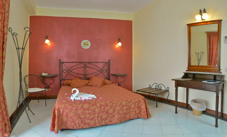 Single Room | Minibar, in-room safe, desk, soundproofing