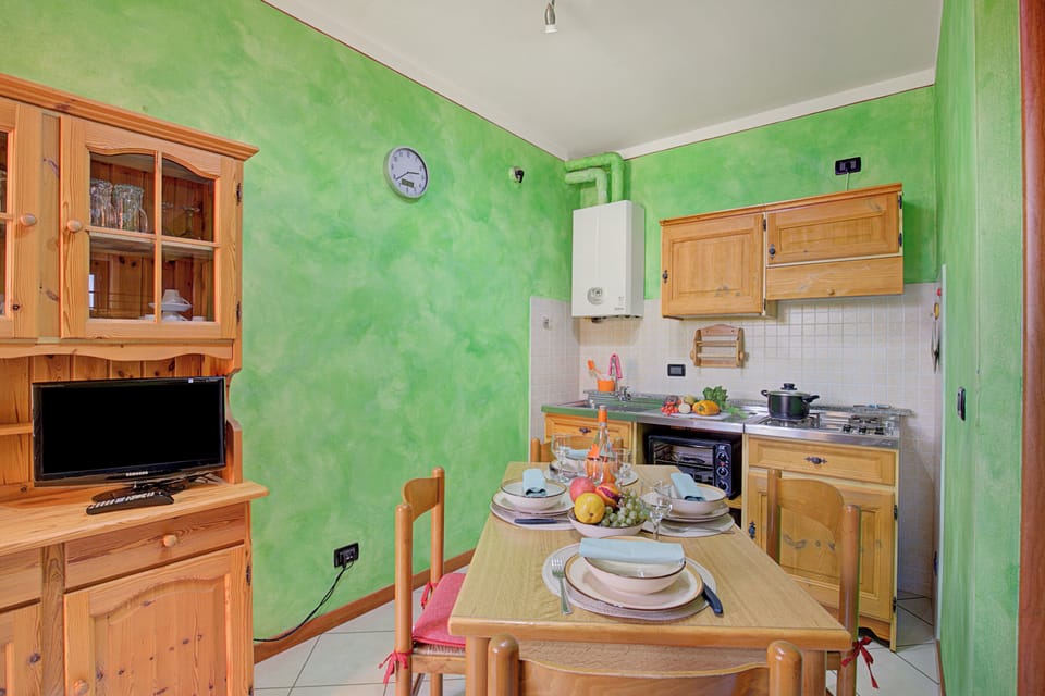 Family Apartment, 1 Bedroom, Microwave (Holiday Sun Puegnago | Terrace & Pool) | Dining