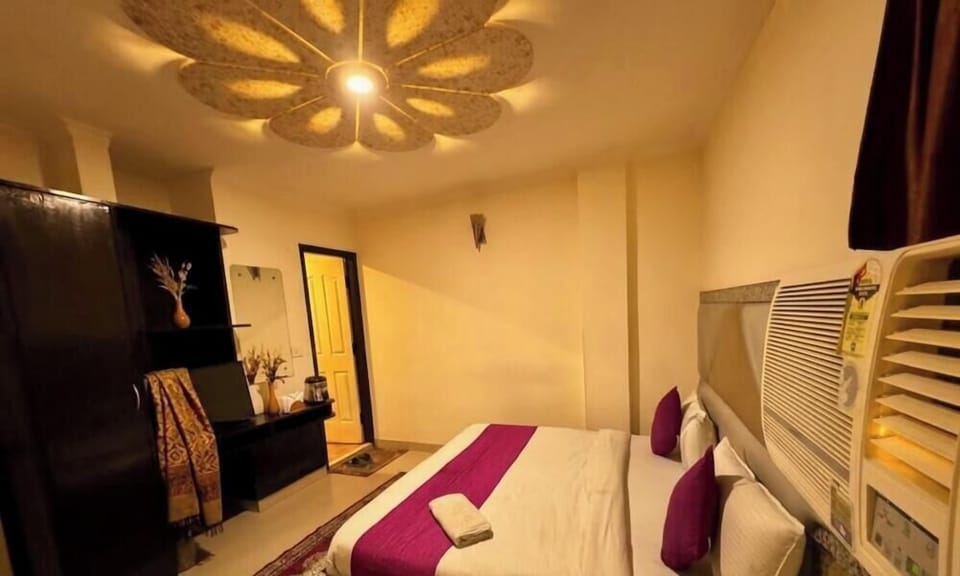 Deluxe Single Room | 1 bedroom, iron/ironing board (on request), WiFi (free)