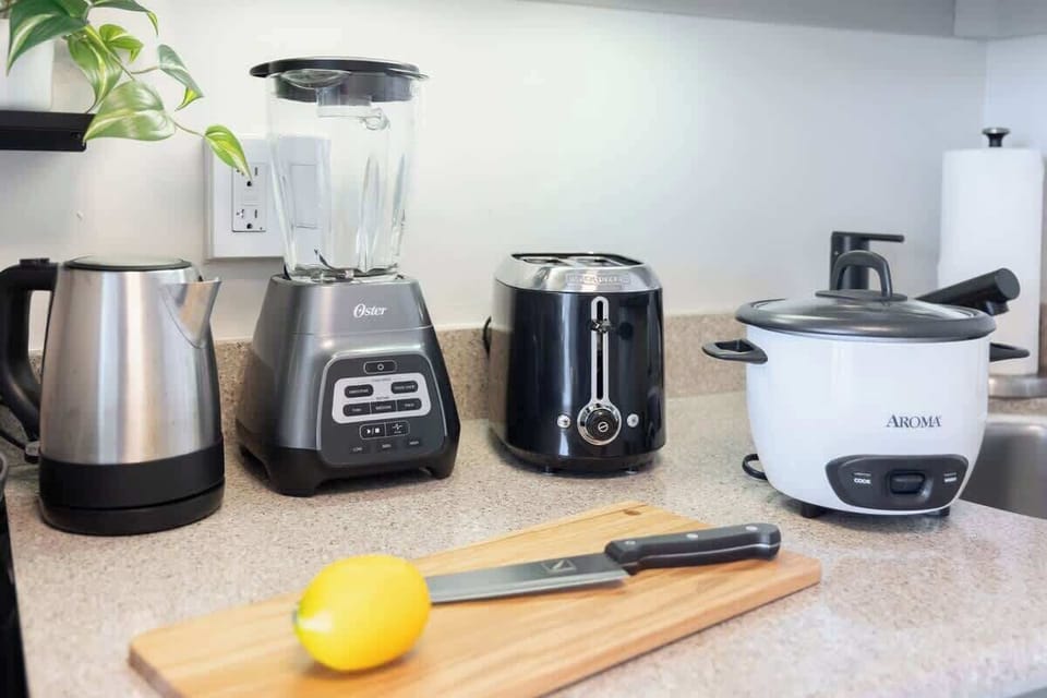 Available appliances in the kitchenette