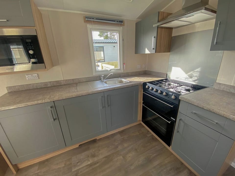 House | Private kitchen | Fridge, microwave, oven, stovetop