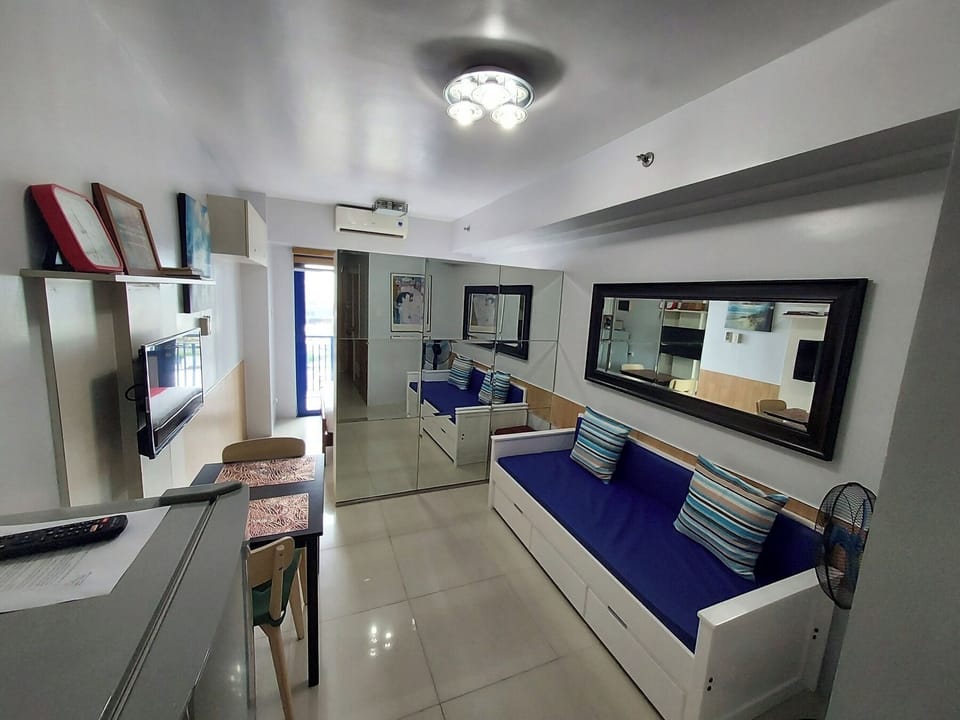 Condo, 1 Bedroom, City View | Living room | Books