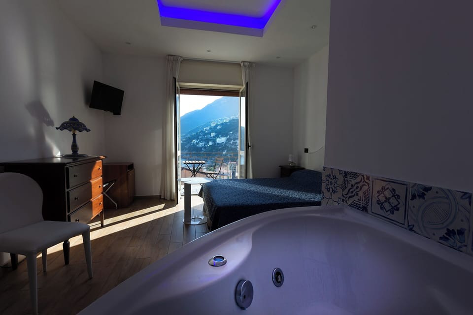 Superior Studio Suite | In-room safe, blackout drapes, WiFi (free)