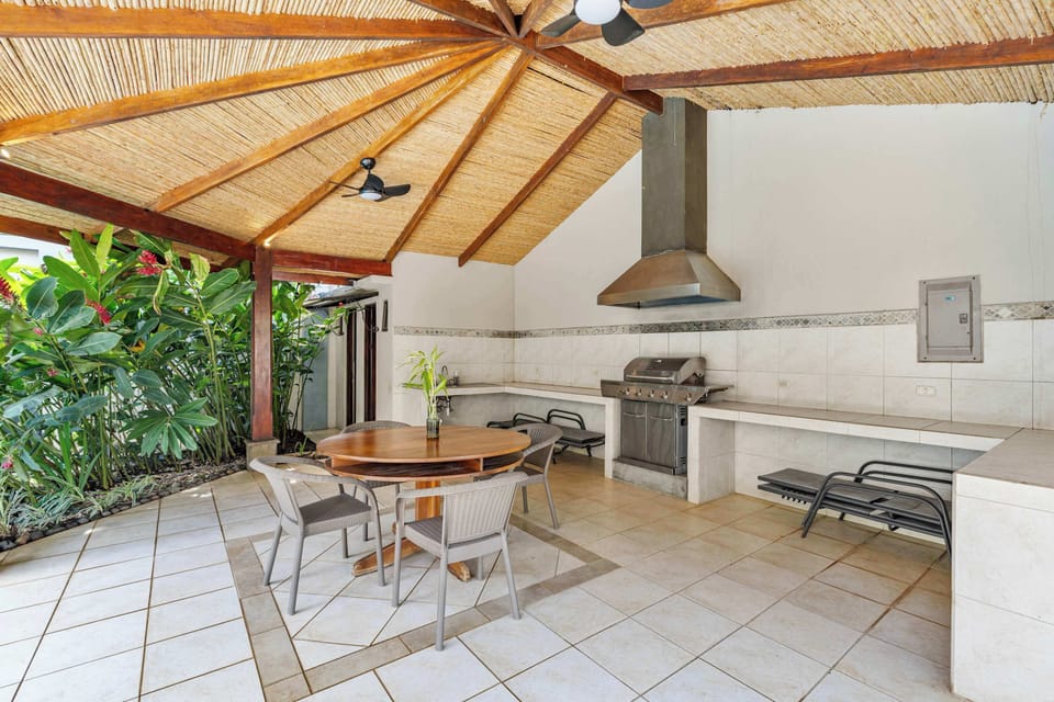 Perfecting the art of alfresco dining: poolside BBQ anyone?