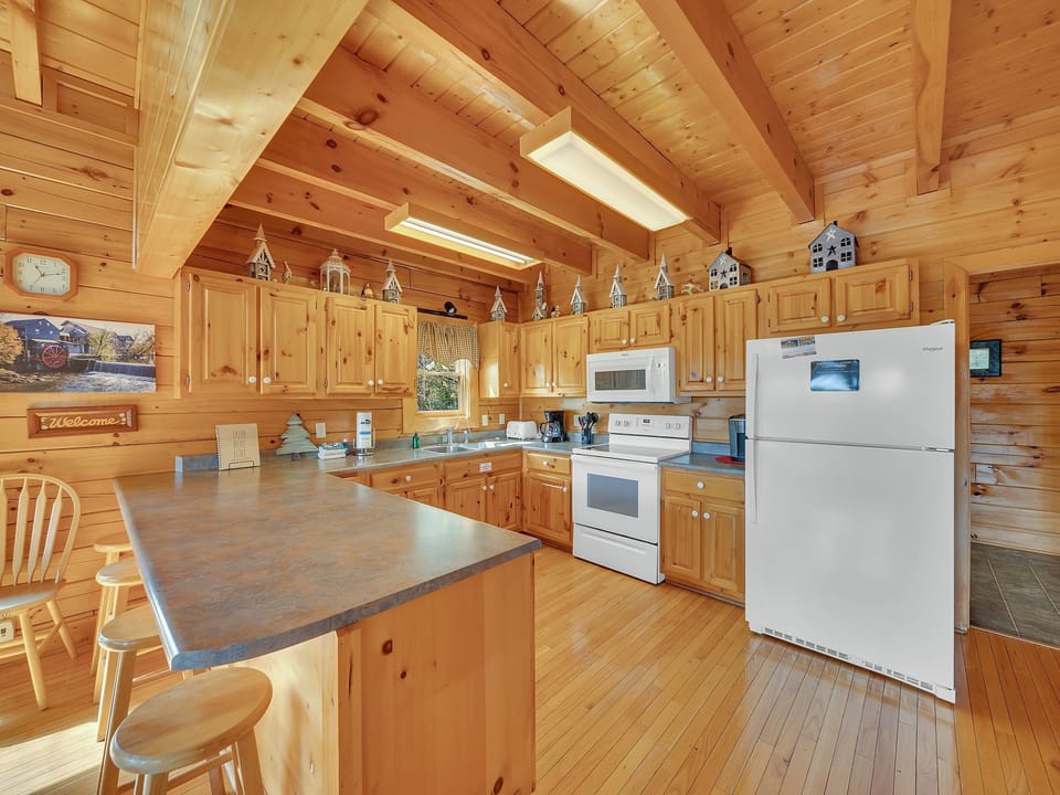 Cabin, 4 Bedrooms | Private kitchen | Coffee/tea maker, fridge, oven, toaster