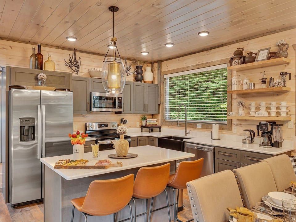Cabin, 4 Bedrooms | Private kitchen | Fridge, oven, coffee/tea maker, toaster