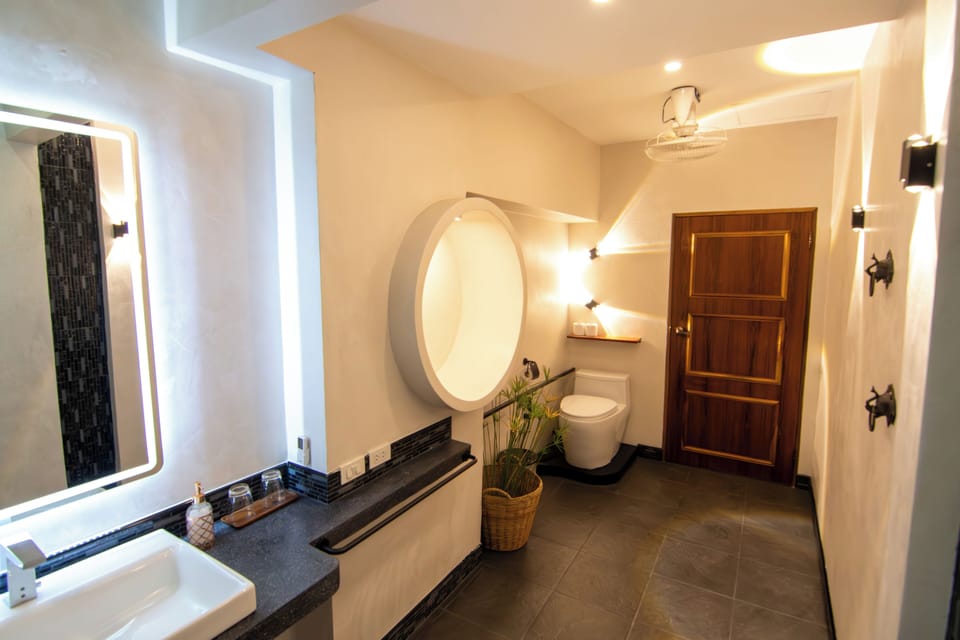 Deluxe King Room Pool View | Free minibar, in-room safe, individually decorated, desk