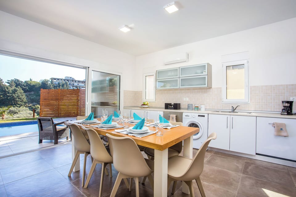 Fully equipped kitchen with dishwascher, washing machine.
