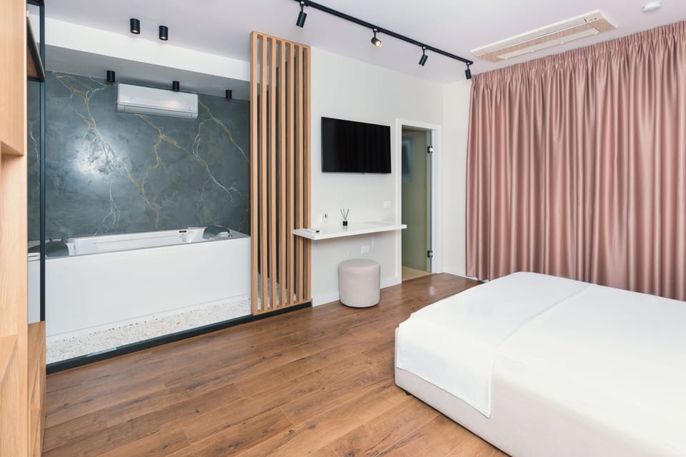 Superior Double Room | Desk, soundproofing, free WiFi, bed sheets