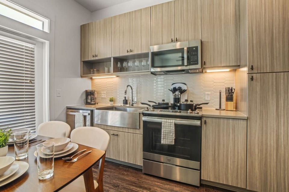 You’ll love the convenience of this fully equipped kitchen, where you can brew coffee, cook meals, or prepare snacks. The cozy layout and warm ambiance make cooking here a delightful part of your stay.